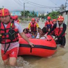 Moradores del barrio El Gatazo fueron evacuados en  botes inflables debido a la inundación.