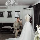 El diseñador Bryan Bartolomé es conocido por sus vestidos de novias.