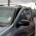 El vehículo de los afectados quedó con orificios en el parabrisas y en la ventana del conductor.