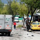Una de las víctimas, quien era controlador de uno de los buses impactados, murió en el sitio. La niña perdió la vida en un hospital.