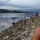 Momento en que uno de los cuerpos era retirado del estero Salado. Familiares de ambos ciudadanos también acudieron a las orillas.