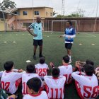 Los exjugadores Tulio Quinteros y Víctor Araujo están al frente de cientos de chicos.