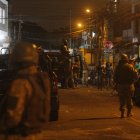 Durante el toque de queda, las familias se quedan en los portales de sus viviendas a conversar.