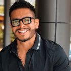 El actor y presentador Jonathan Estrada actualmente está casado con la cantante Dayanara.