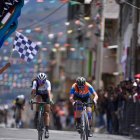 Camila Salgado (Derecha) peleando por el Campeonato Nacional de ciclismo de Ruta