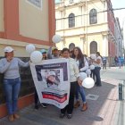 Un plantón con globos blancos hicieron padres de familia del grado al que acude Dana.