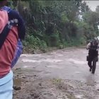 Bomberos, policías y comuneros hicieron rastreo sobre agua y lodo.