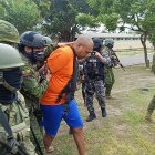 Momento en que alias Bereche, supuesto responsable de la revuelta carcelaria en Machala, fue embarcado en helicóptero.