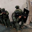 Los comandos siempre suelen entrar en pelotones de cuatro a cinco personas.