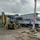 Lugareños dicen que las calles lodosas emanan olores pútridos.