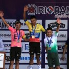 Jhonatan Narváez celebra en el podio con Richard Carapaz dando un mordisco al hornado riobambeño.
