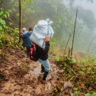 Habitantes de Pangua deben cruzar por el derrumbe para llegar a El Corazón.