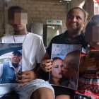 Shirley Tobar, acompañada de dos de sus siete hijos, describe el dolor que siente por la muerte de su cónyuge.