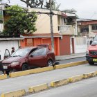 Uniformados revisaron el interior del carro en el que estaban los ciudadanos.