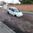 El Chevrolet Spark  de Álvaro Rivera quedó atrapado en un socavón de más de dos metros de diámetro. Lo sacaron con una grúa.