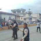 Los policías intentaron controlar a los asistentes al funeral.