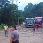En Esmeraldas, el temporal causó deslizamientos de tierra y atrapó a buses así como a vehículos pequeños.