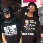 1. Batman Guayaco comercializó su camiseta con un montaje de sí mismo. 2. Carlos Morales y su empleado luciendo la camiseta de 'bicos jis nais'.
