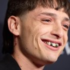 El cantante mexicano Peso Pluma luciendo dientes de oro.