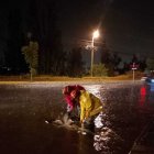 Bomberos trataron de retirar los restos de las alcantarillas para que el agua fluya.