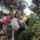En su puesto Alexandra ofrece una gran variedad de plantas medicinales.