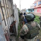 Los militares tumbaron puertas y rompieron cadenas para ingresar a los inmuebles que, aunque desde el exterior parecían abandonados, en su interior mostraban indicios de actividad reciente.