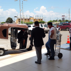 Hombres fuertemente armados ingresaron al centro comercial.