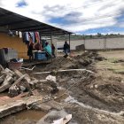 El agua ingresó a la vivienda y dañó los muebles, víveres y otros artículos.