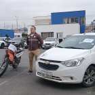 Entre las evidencias de la investigación consta un vehículo, dos motos, dos armas de fuego y municiones.