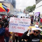 En los exteriores de la Asamblea Nacional se prendieron voladores para mostrar el apoyo a la medida.
