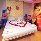 Trabajadoras alistan la habitación imperial del Green House para los clientes que busquen un momento romántico por San Valentín.