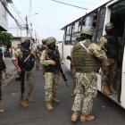 Un grupo de militaresdurante un operativo en la Coop. Santiago de Roldos, en Guayaquil. Su acciones es aplaudido por la ciudadanía.