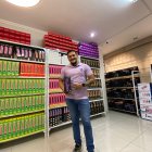 Eliud Gutiérrez sostiene el producto más vendido entre sus compradoras: el vibrador multiuso.