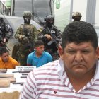 Álex Salazar, alias RK (camiseta a rayas) fue detenido dentro de su domicilio en Santa Lucia. Junto a él cayeron dos de sus presuntos cómplices.