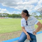 Carlos Juárez viendo la cancha que le trae tanto recuerdos    de    sus entrenamientos y bromas con sus compañeros.