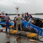 Los pescadores fueron rescatados por la Armada.