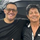 Carlos José Matamoros trabaja con Oswaldo Segura en un proyecto para la web.