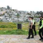 Las fuerzas del orden patrullan Quito para controlar el estado de excepción.