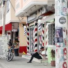 Esta barbería fue víctima de un asalto por parte de hampones que simularon ser clientes.