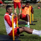 Dixon Arroyo harta presencia en la media cancha de Barcelona.