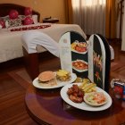 La mayoría de establecimientos ofrecen decoraciones y comida.