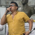 Jim Cruz sorprendió a todos con su voz en el homenaje a Julio Jaramillo en el cementerio general de Guayaquil.
