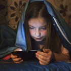 Hay aplicaciones que puedes controlar lo que tu hijo ve.