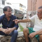 Richard Flores y Luis Tomalá recuerdan con alegría las anécdotas que quedaron de carnavales pasados.