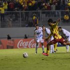 Jeison Medina el momento de marcar el gol de la victoria de Aucas sobre Nacional de Paraguay.