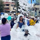 Familias se dieron un tiempito para jugar con espuma de Carnaval.