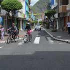En Baños los turistas recorren sus calles y disfrutan de cada una de las actividades que ofrece el cantón.