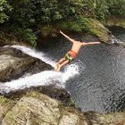Los más arriesgados buscan lanzarse siguiendo una de las caídas de agua.