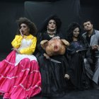 Después de  matar a sus maltratadores, se despierta en ellas el apetito por la carne humana.