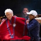 Galy Galiano recibió un poncho de regalo, de manos de Luis Chango.